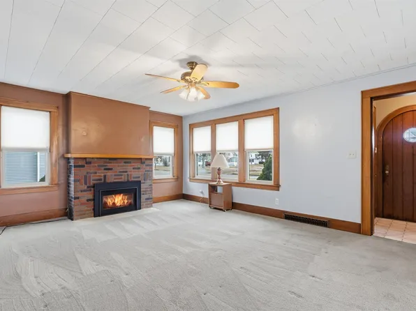 312 N Franklin St, Manchester, IA 52057