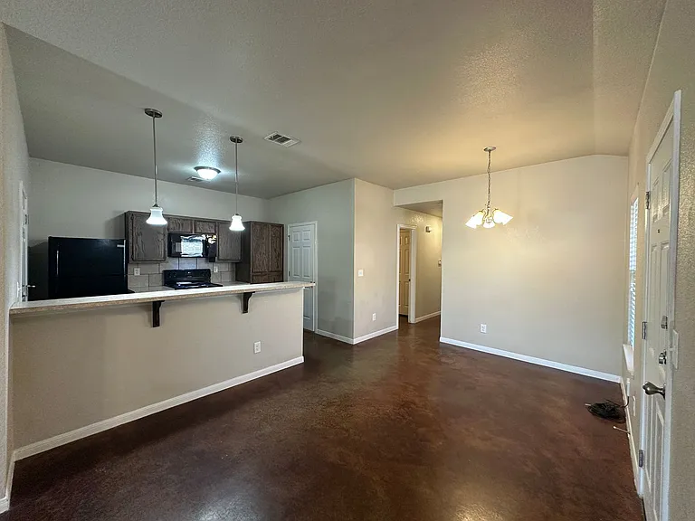 928 Maplewood St — Photo 6