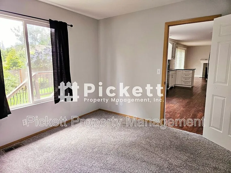 2037 NE Gustaf St — Photo 13