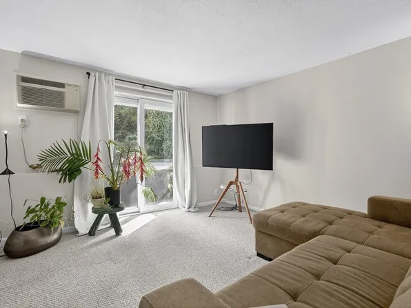 200 Manning St APT 6B, Hudson, MA 01749