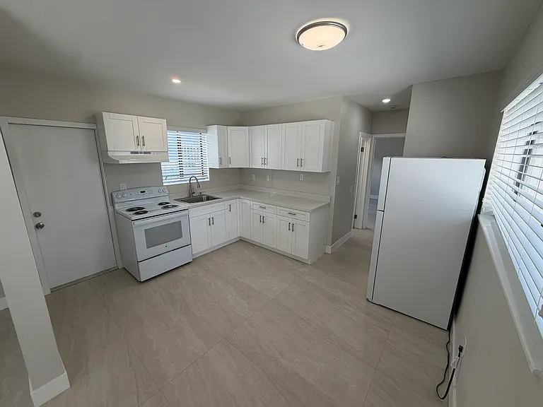 245 NW 48th Pl — Photo 6
