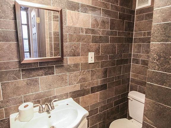 4th image of 112 E 7th St APT 12A
