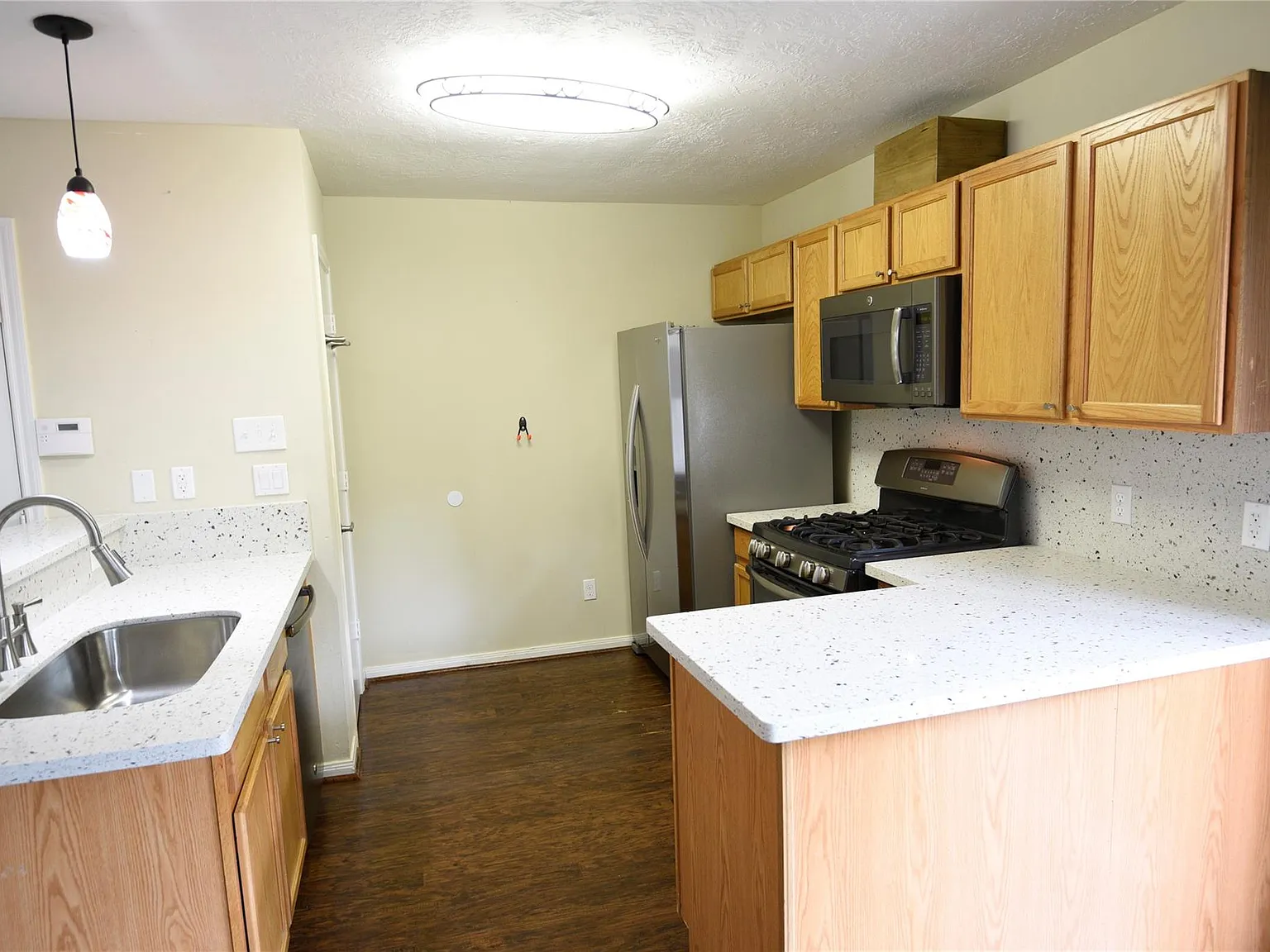 3 bed, 2.5 bath, 1338 sqft, $2,090 — Photo 4