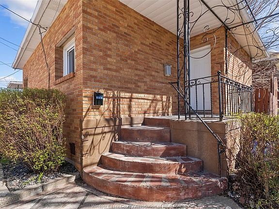 2nd image of 614 Elliott St E
