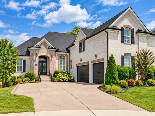 1012 Keeneland Dr, Gallatin, TN 37066
