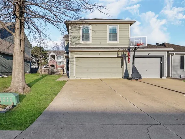 627 NE Swann Cir, Lees Summit, MO 64086