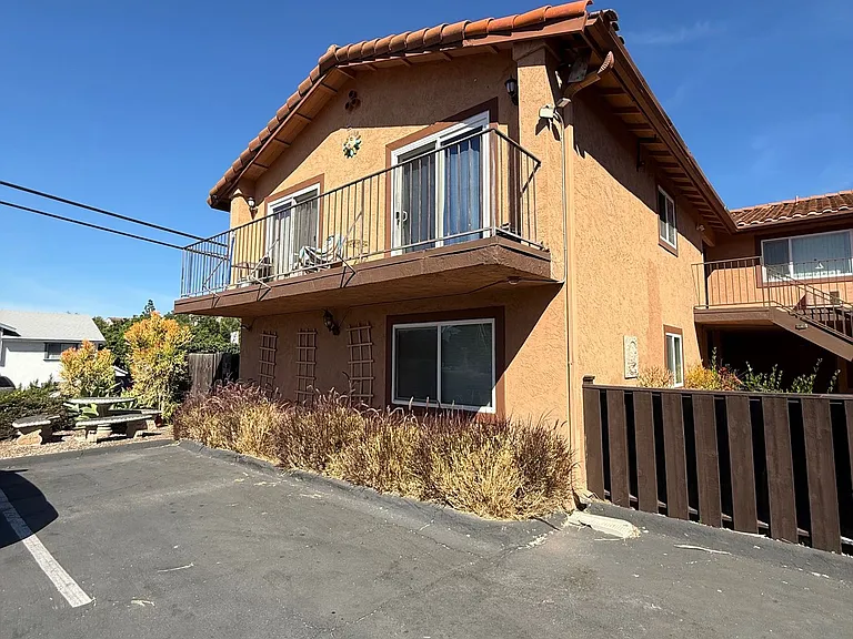 Very Nice 2 bedroom/2 Bathroom home close to Dining and Shopping — Photo 1