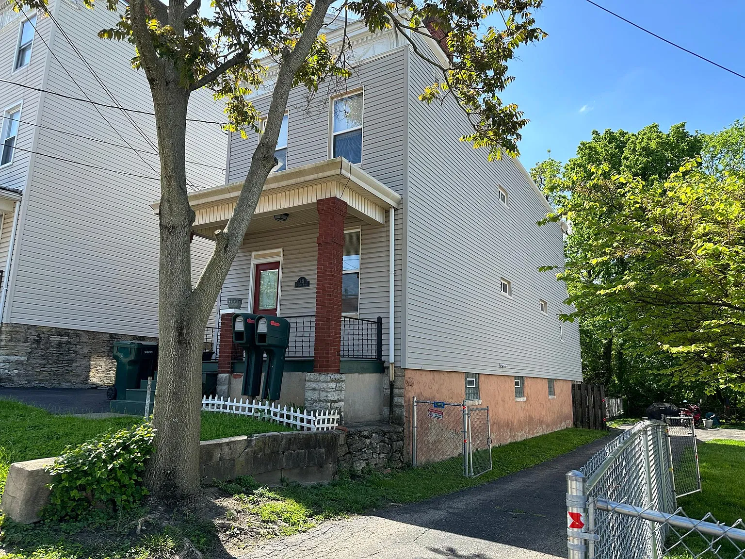 621 Straight St — Photo 2