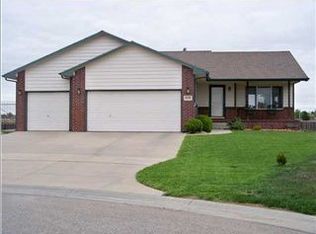 572 S Schoolhouse Cir, Haysville, KS 67060