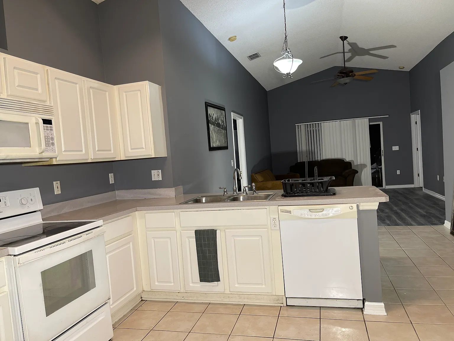 4 bed, 2300 sqft, $700 — Photo 3