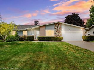 15389 Knolson St, Livonia, MI 48154