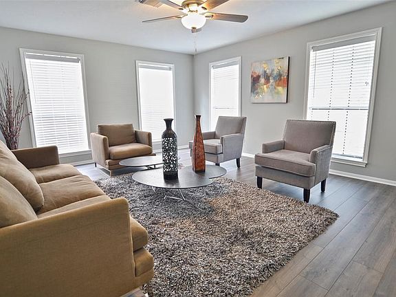 Living Room / Office or game room is light and bright! Brand new 2" blinds!