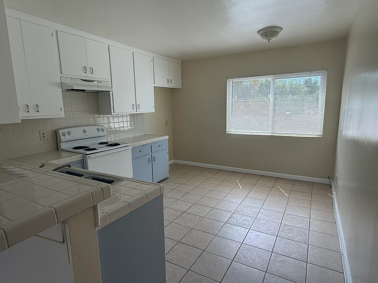 4433 W. 159th St. Lawndale 90260 — Photo 2