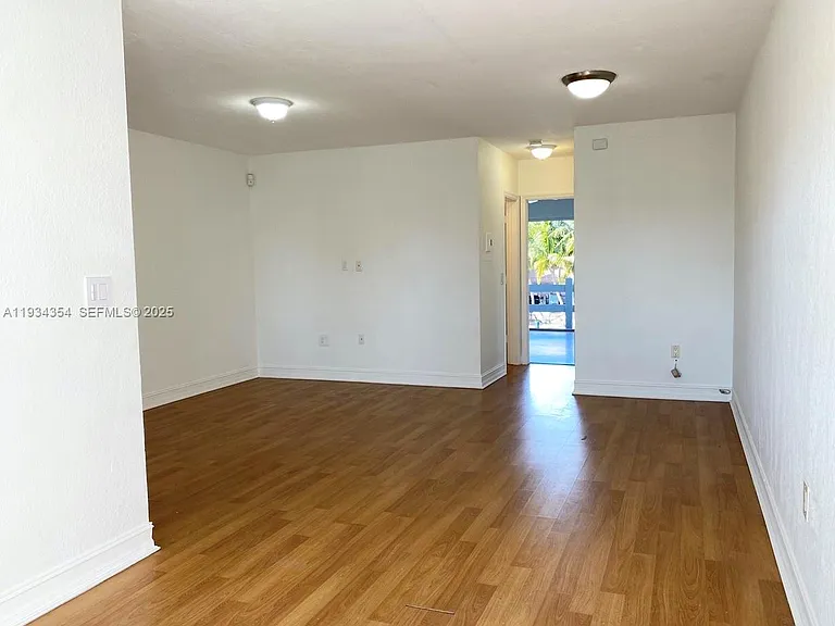 2185 NE 123rd St #204 — Photo 2