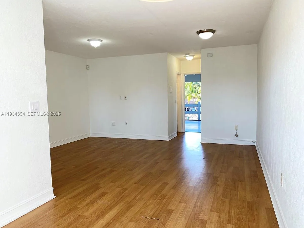 Building Photo - 2185 NE 123rd St #204