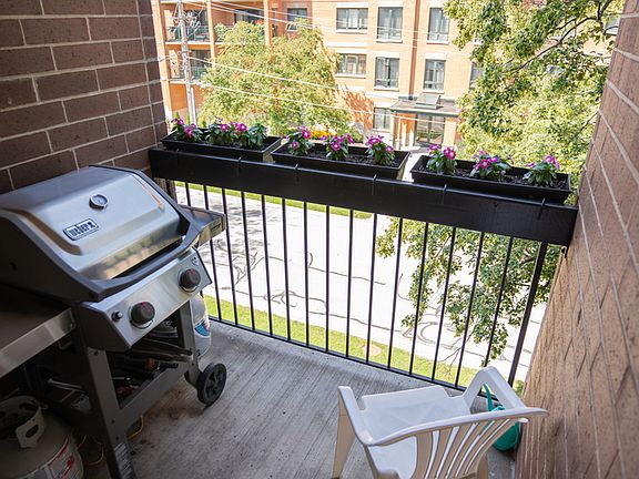 5th image of 1649 Ashland Ave Unit 302