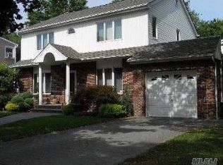 106 Maple Dr, New Hyde Park, NY 11040