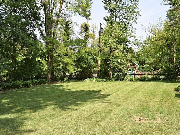 4th image of 674 Parkway Dr