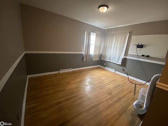 3rd image of 905 E Division St