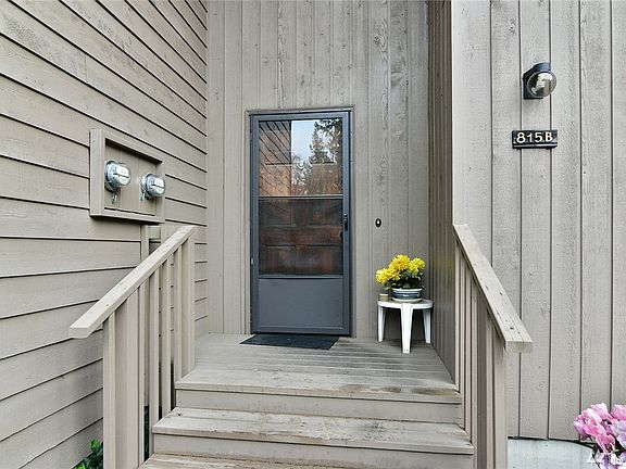 2nd image of 815 NW Huckle Dr Unit B