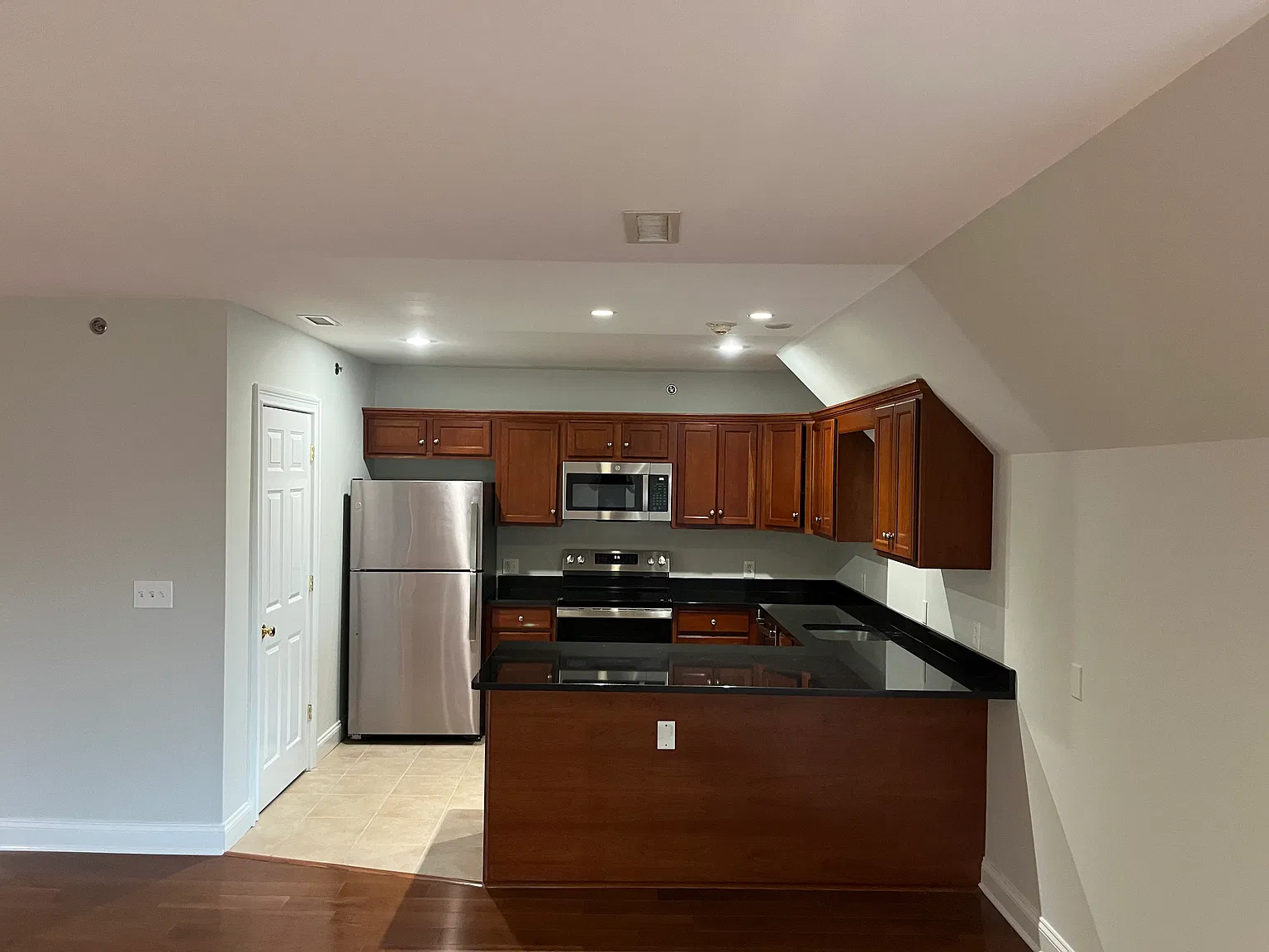 1 bed, 1300 sqft, $2,700 — Photo 2