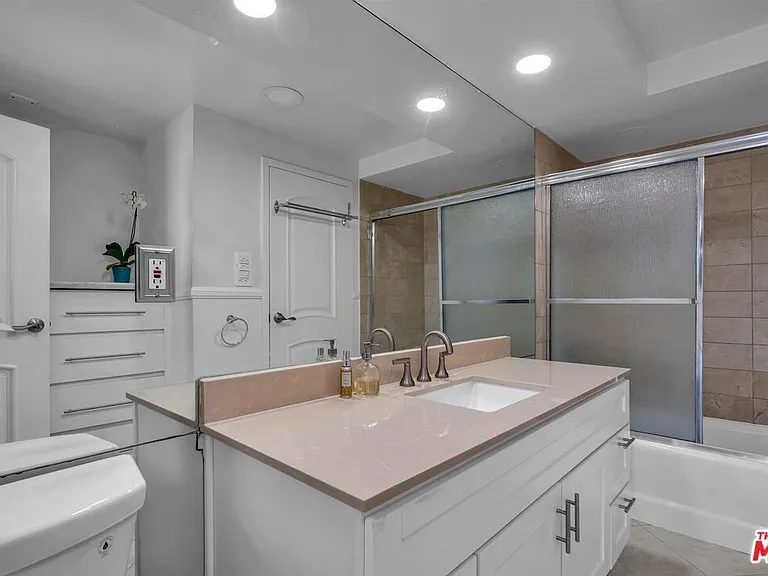 4333 Marina City Dr — Photo 19