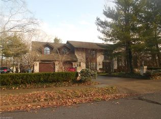 615 Cahoon Rd, Bay Village, OH 44140