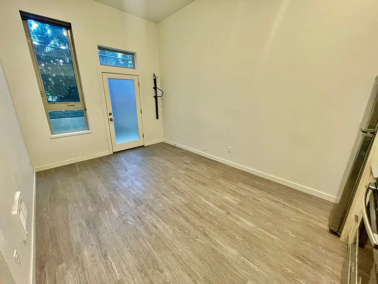 1525 N Webster St — Photo 11