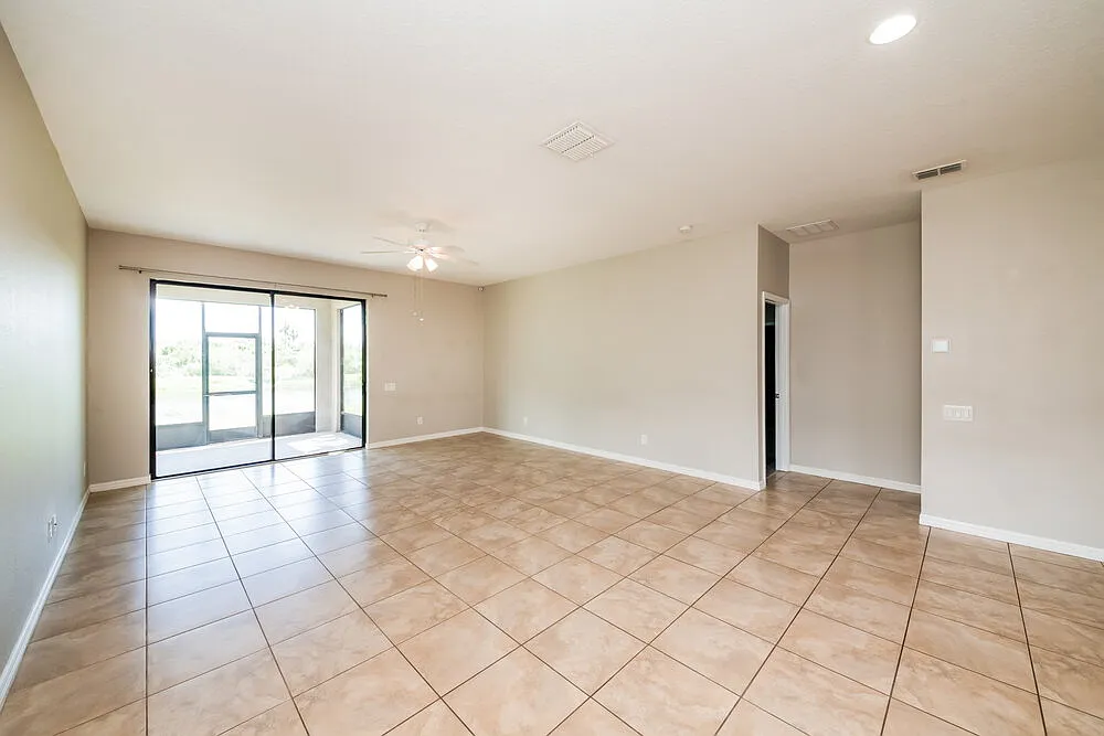 4 bed, 2.0 bath, 1938 sqft, $2,660 — Photo 3