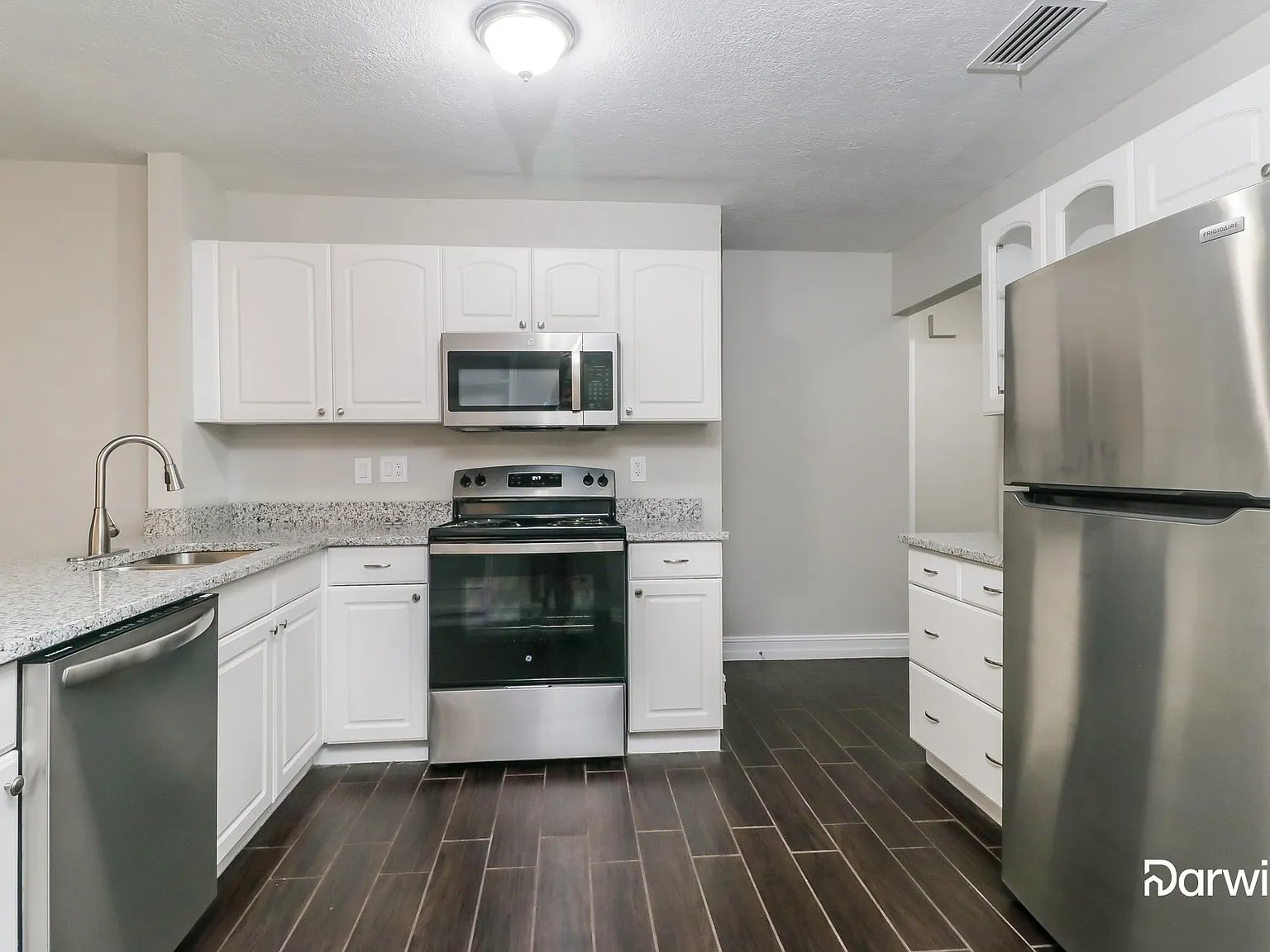 3 bed, 2.0 bath, 1393 sqft, $1,935 — Photo 4