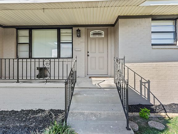 3rd image of 820 W 22nd St