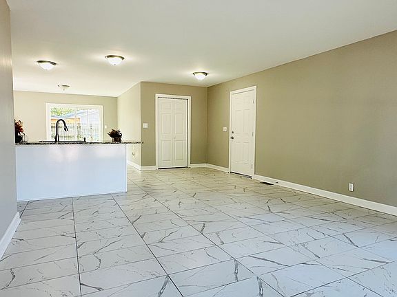 5th image of 3044 N Fuller Dr