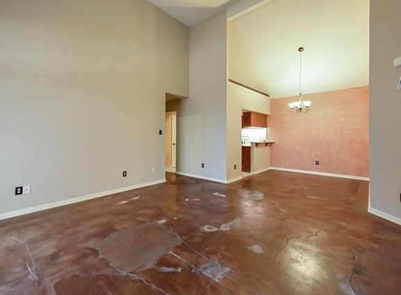 Ceiling fan/fireplace in family room, high vaulted ceiling,