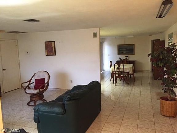 3rd image of 800 W Alverdez Ave