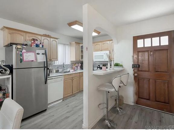 4th image of 6454 Akins Ave Unit 404