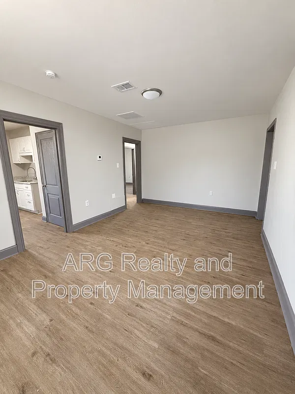2 bed, 1.0 bath, 900 sqft, $1,400 — Photo 2