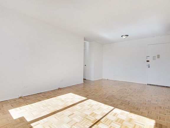 3rd image of 424 W End Ave APT 18L
