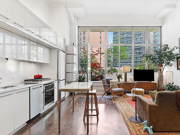 4th image of 2728 Thomson Ave Unit 609