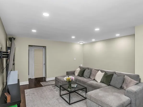 224-01 Kingsbury Avenue image 13 of 17