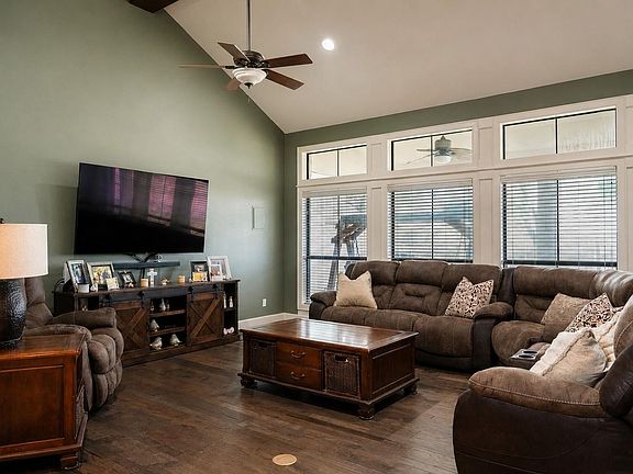 3rd image of 2915 Willow Creek Dr