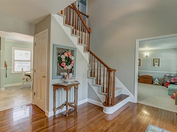 4th image of 204 Plaza Dr