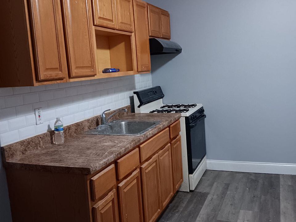 1st image of 2929 W Oakdale St