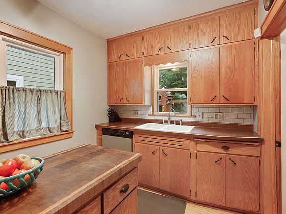 5th image of 4222 19th Ave S
