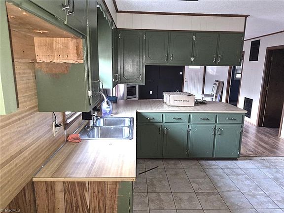 4th image of 704 Baker St