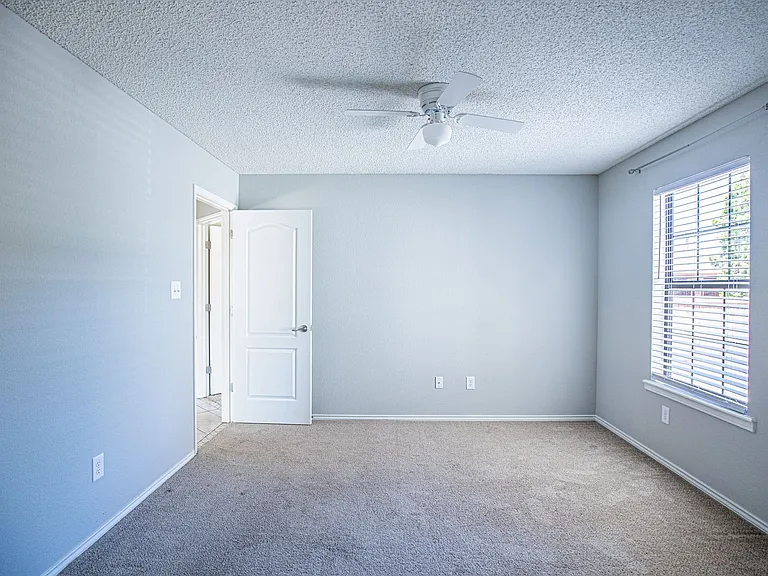 712 Caprock Ct — Photo 6