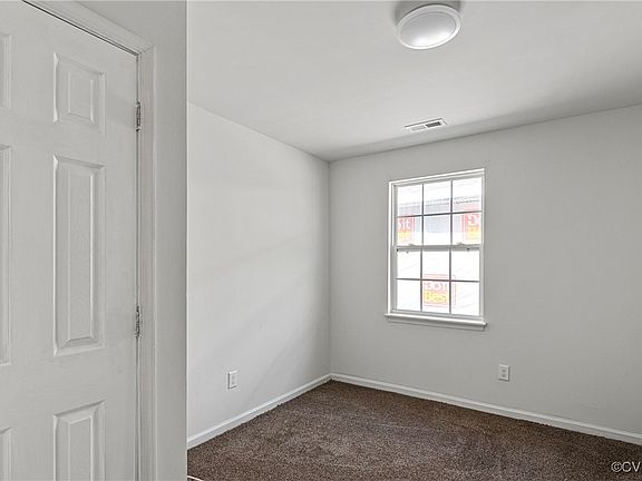5th image of 102 Russell Ln