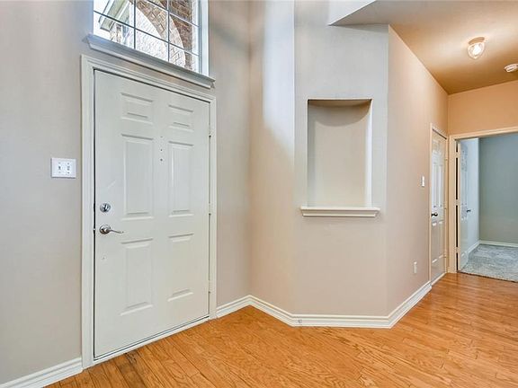 2nd image of 1502 Chateau Ln
