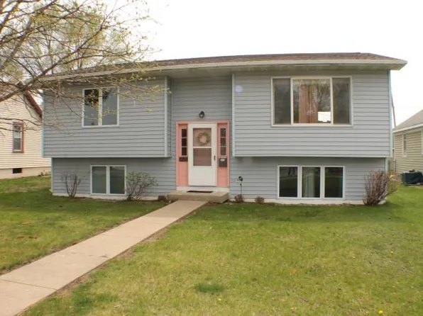 907 E 4th St, Winona, MN 55987