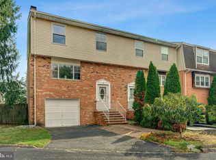 28 Featherbed Ct, Lawrence Township, NJ