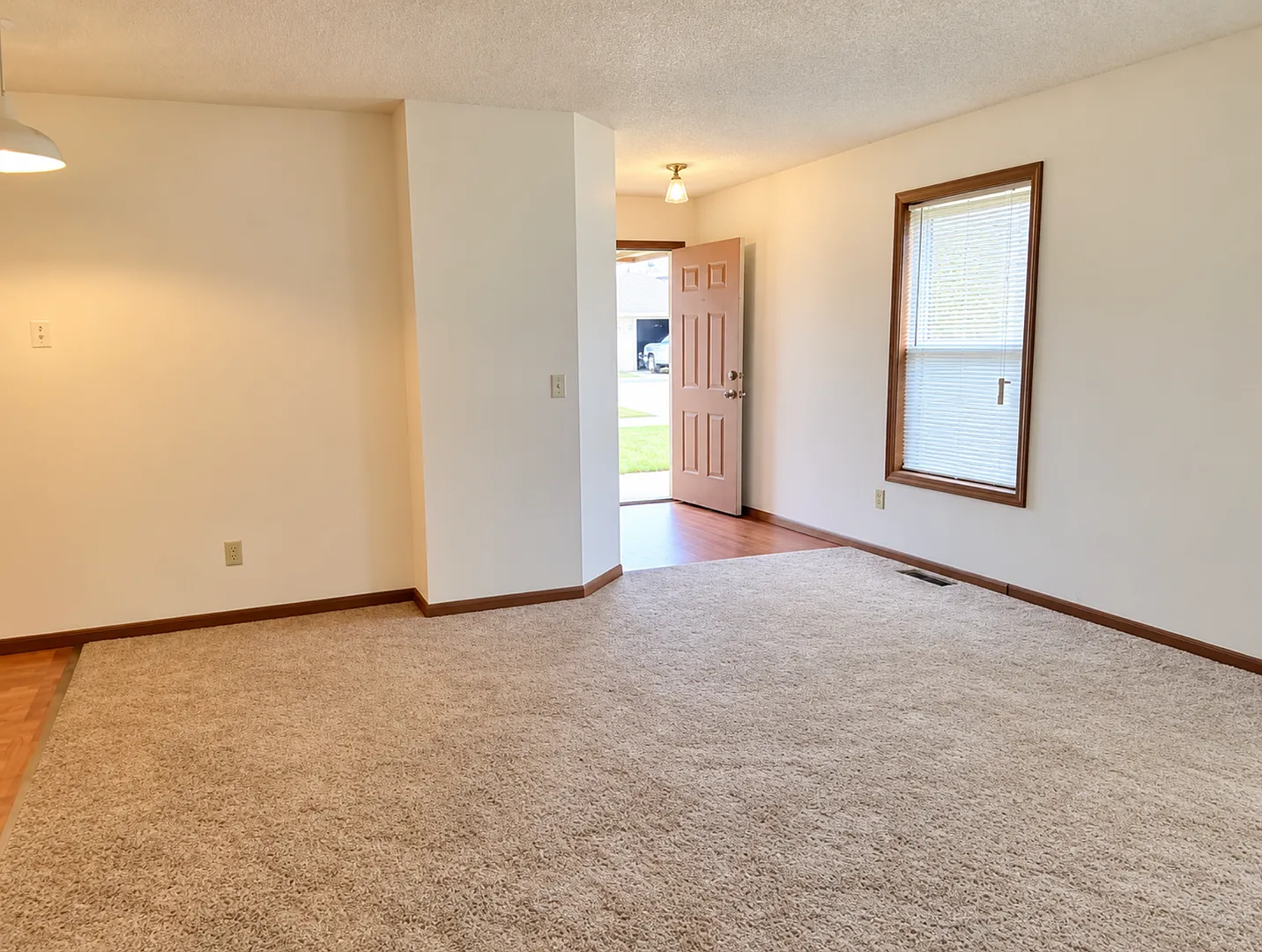 Great 3 Bed 2 Bath 2 Car Garage Flat Duplex- Pets ok! — Photo 2
